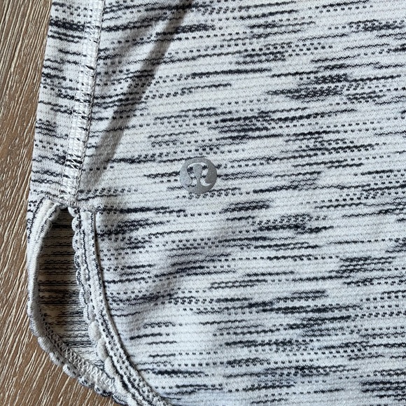 Lululemon Essential Tank Gray and White Size 6 - Picture 6 of 6